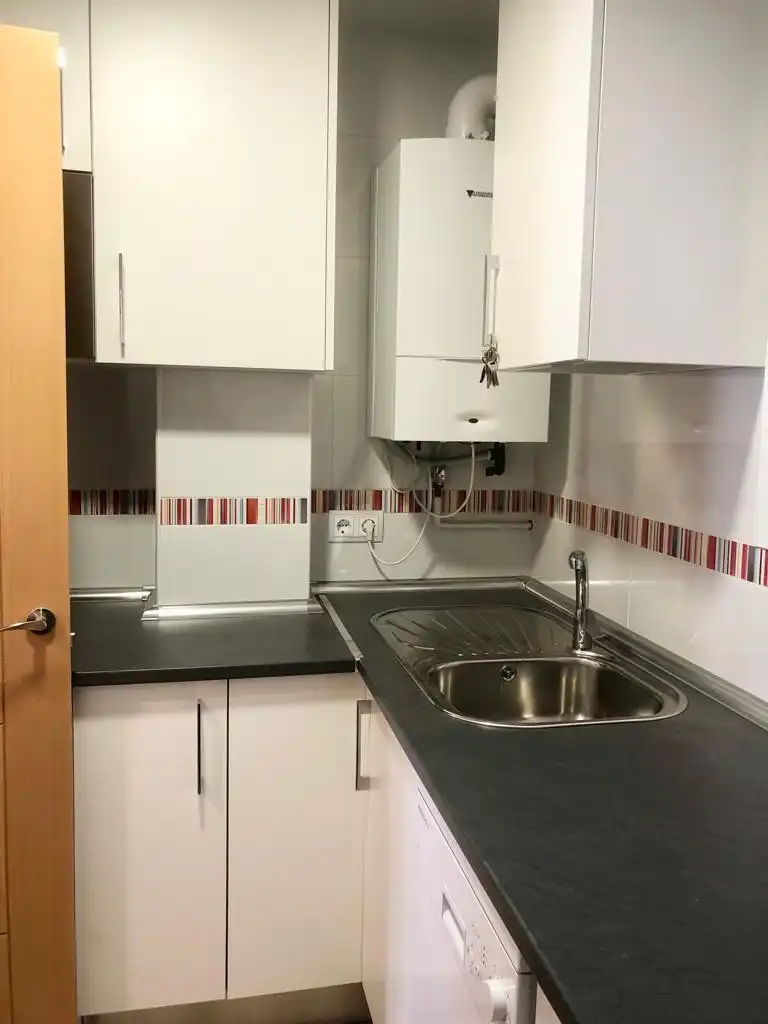 Cuina de Pis de lloguer en Madrid amb Aire condicionat, Calefacció i Moblat