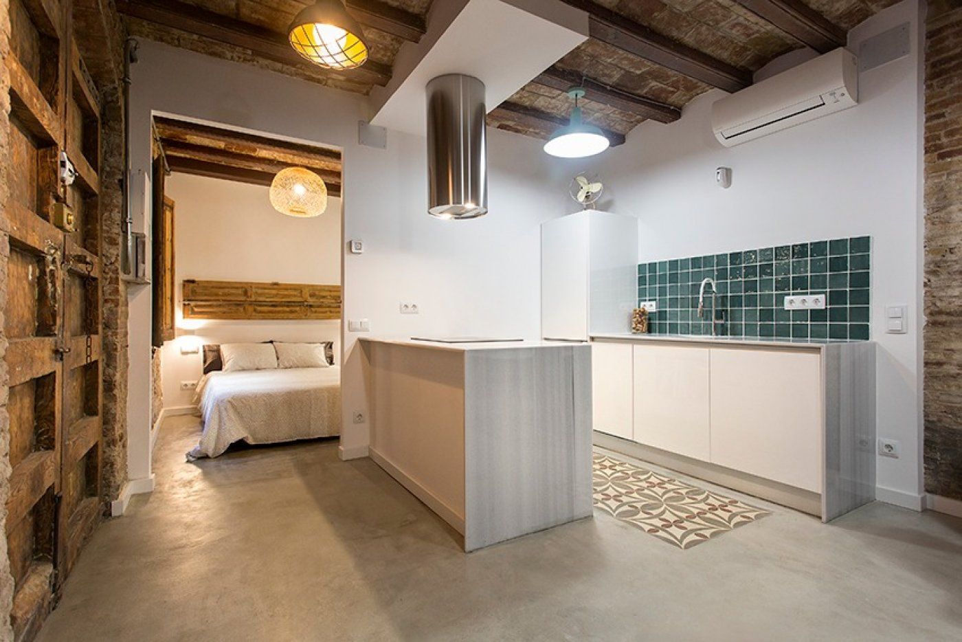 Kitchen of Flat to rent in  Barcelona Capital  with Air Conditioner, Heating and Alarm