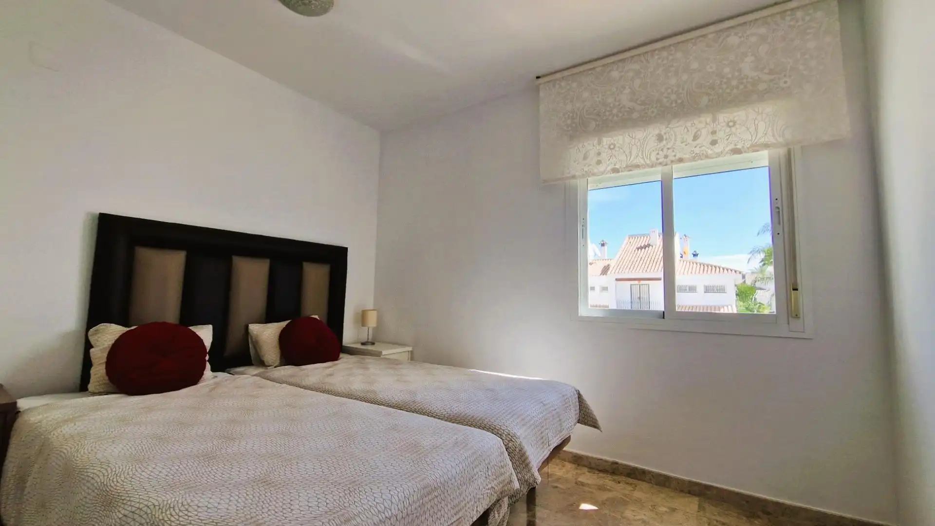 Dormitori de Casa adosada en venda en Marbella amb Aire condicionat, Calefacció i Jardí privat