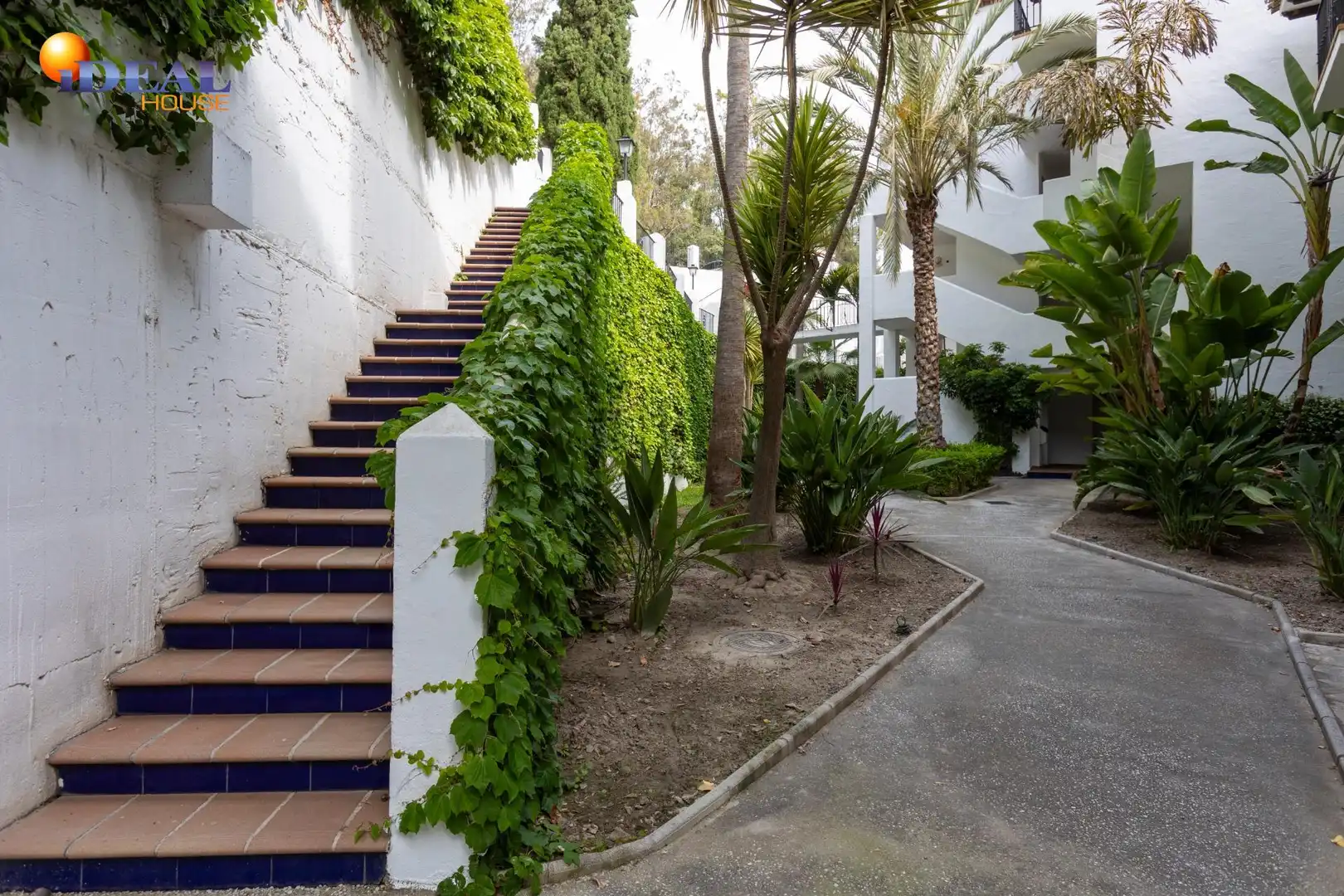 Vista exterior de Piso en venta en Almuñécar con Jardín privado, Terraza y Piscina comunitaria