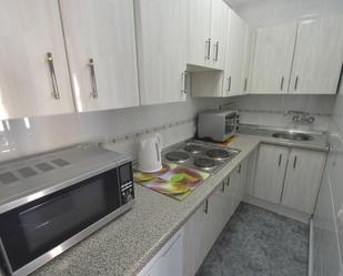 Cuina de Apartament de lloguer en Benalmádena amb Terrassa i Moblat