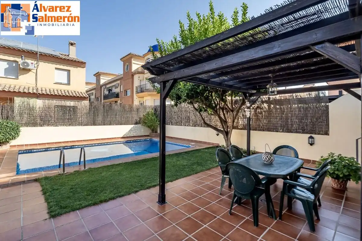 Casa pareada con piscina en venta en Calle CARLOS CANO (HI), imagen 3