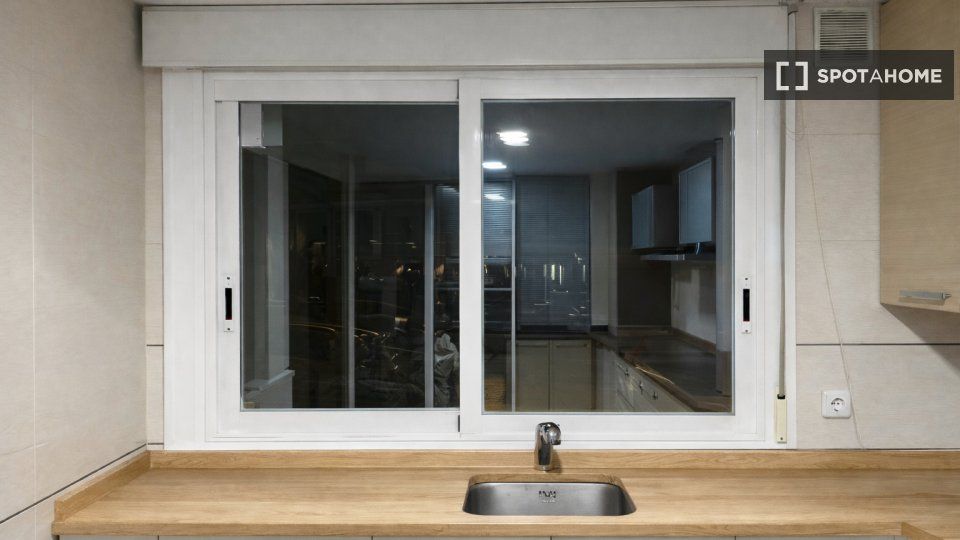 Cuina de Pis de lloguer en  Madrid Capital amb Aire condicionat, Calefacció i Moblat