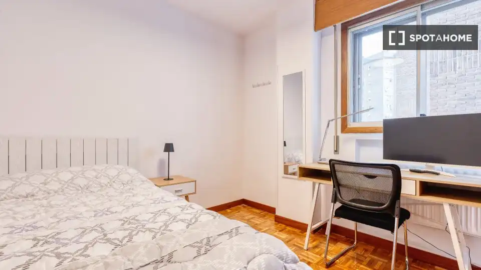 Bedroom of Flat for share in Madrid  with Air Conditioner, Terrace and Furnished