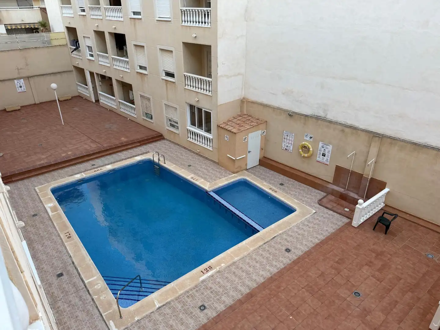 Piscina de Apartamento de alquiler en Torrevieja con Terraza, Amueblado y Piscina comunitaria