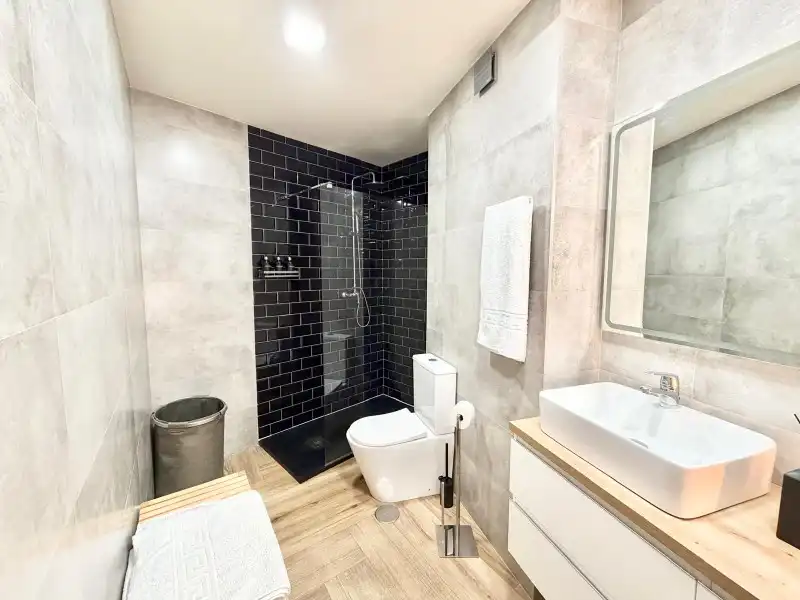 Baño de Piso en venta en Torremolinos con Aire acondicionado, Terraza y Lavadora
