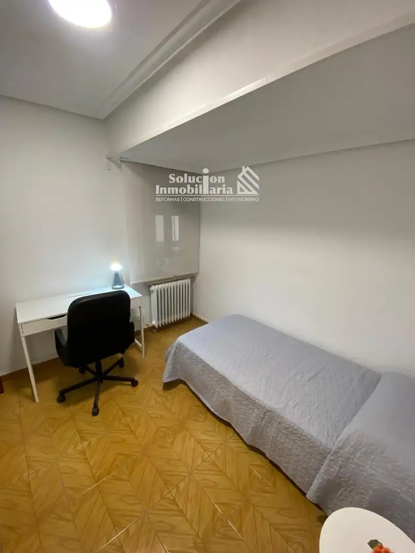 Dormitori de Pis de lloguer en Salamanca amb Calefacció, Terrassa i Moblat