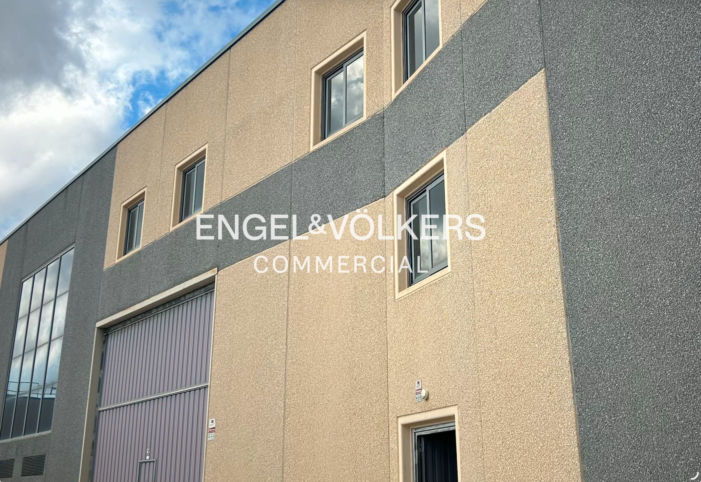 Vista exterior de Nau industrial en venda en Bellvei