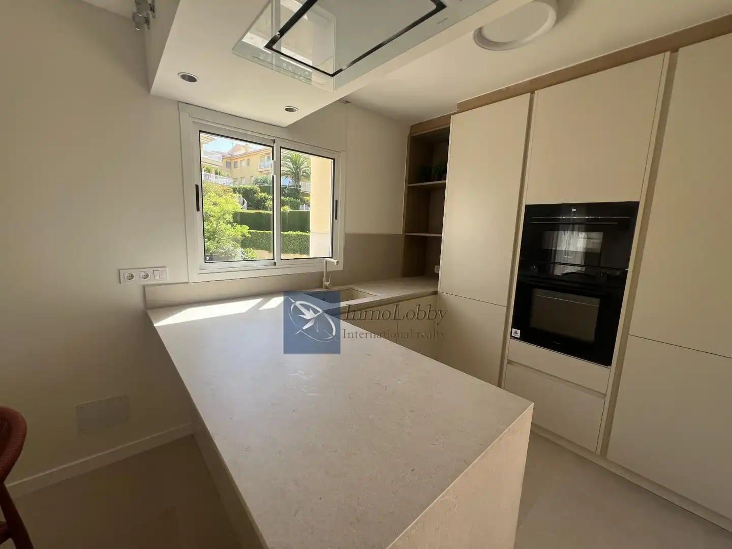 Cuina de Apartament de lloguer en Castell d'Aro, Platja d'Aro i s'Agaró amb Aire condicionat, Terrassa i Piscina comunitària