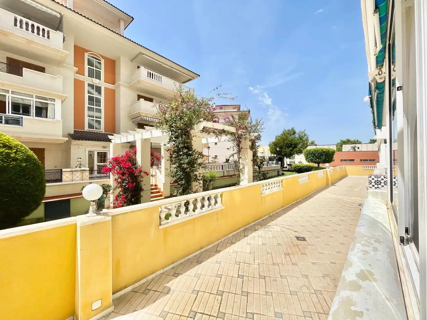 Außenansicht von Wohnung zur Miete in Torrevieja mit Klimaanlage, Heizung und Schwimmbad