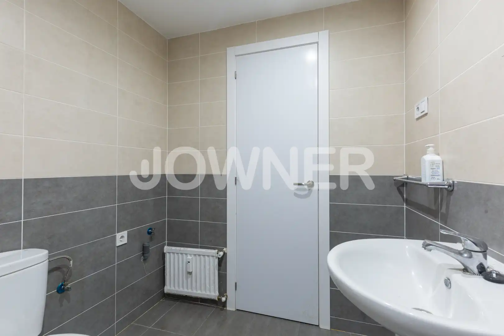 Bathroom of Office for rent in Madrid  with Air Conditioner and Heating