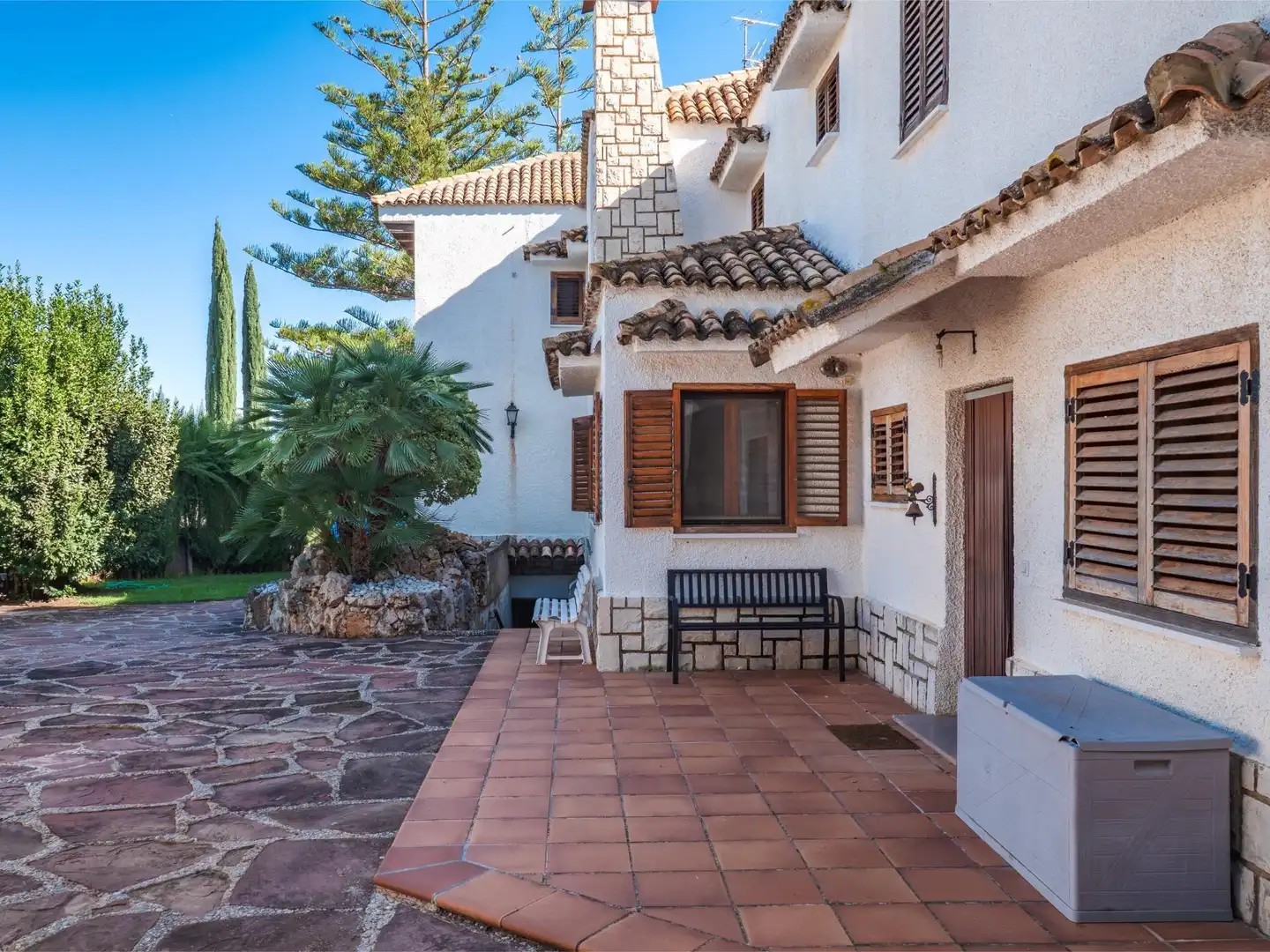 Außenansicht von Einfamilien-Reihenhaus zum Verkauf in Chiva mit Klimaanlage, Terrasse und Abstellraum