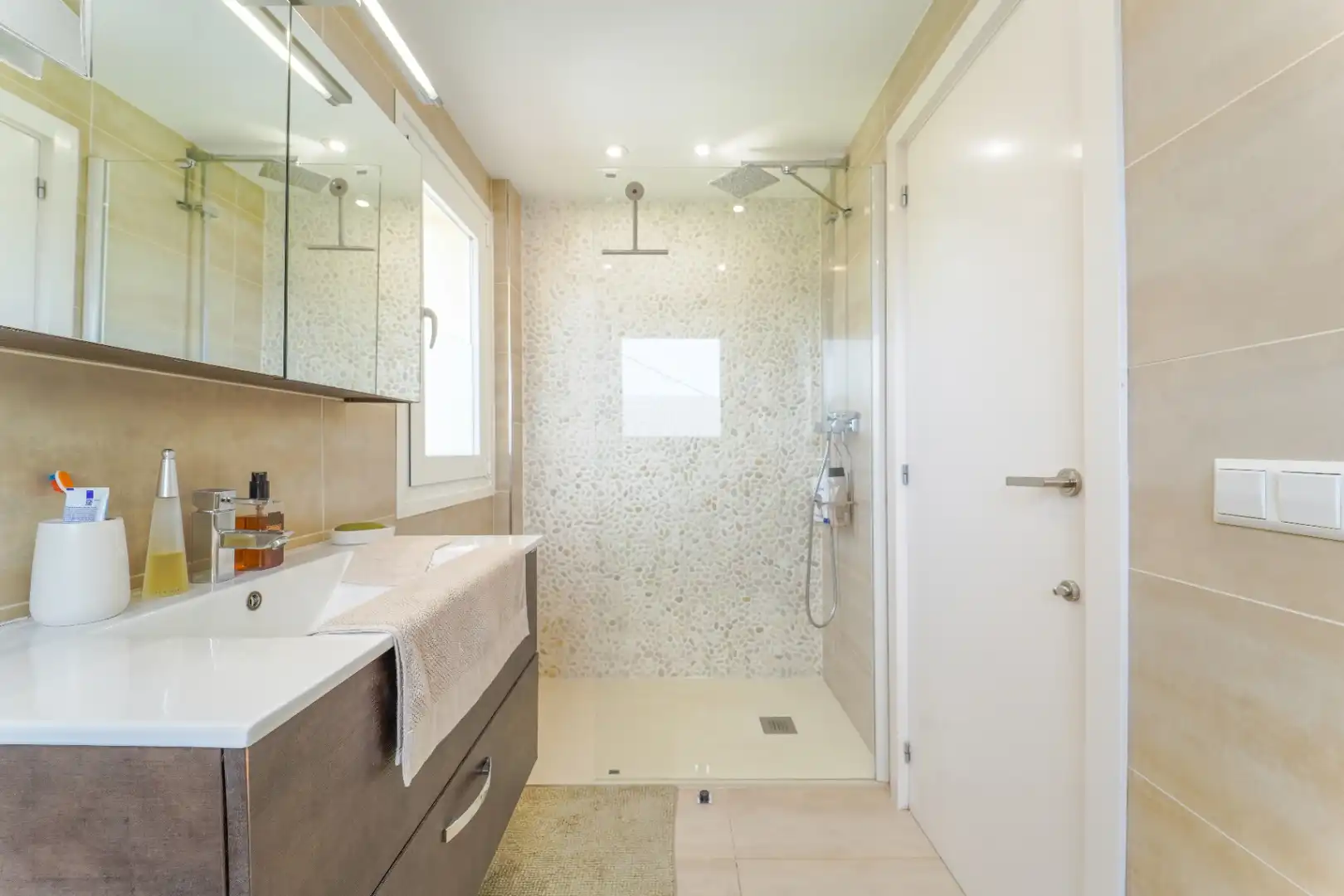 Badezimmer von Einfamilien-Reihenhaus zum Verkauf in L'Alfàs del Pi mit Klimaanlage, Heizung und Privatgarten