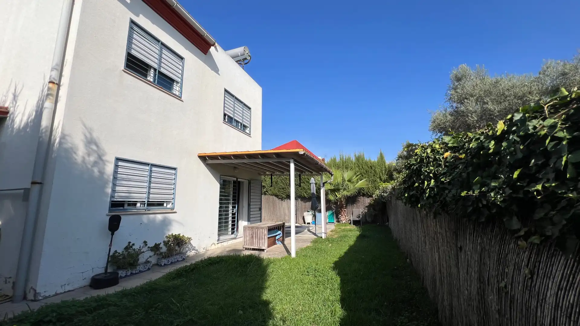 Vista exterior de Casa o xalet en venda en Espartinas amb Aire condicionat, Calefacció i Jardí privat