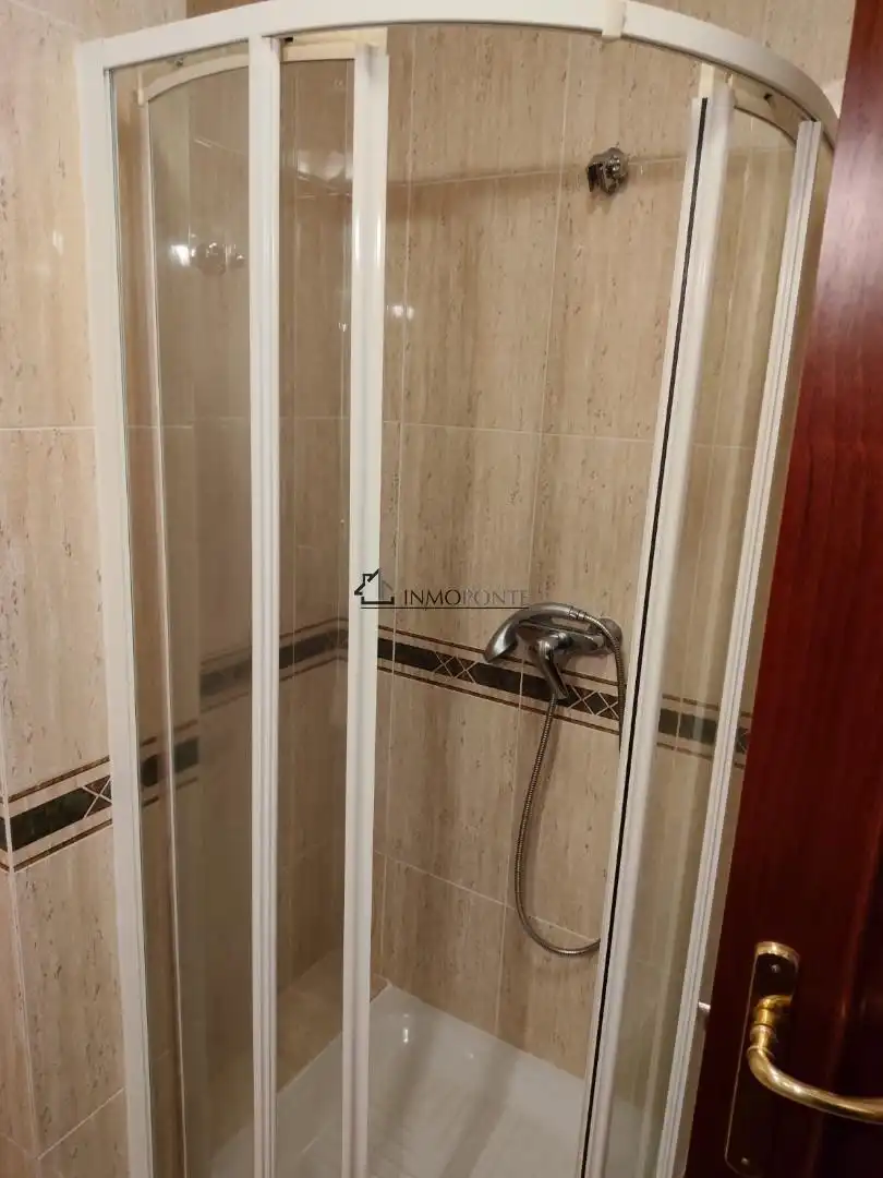 Badezimmer von Wohnung zur Miete in Pontevedra Capital  mit Heizung, Parkett und Terrasse