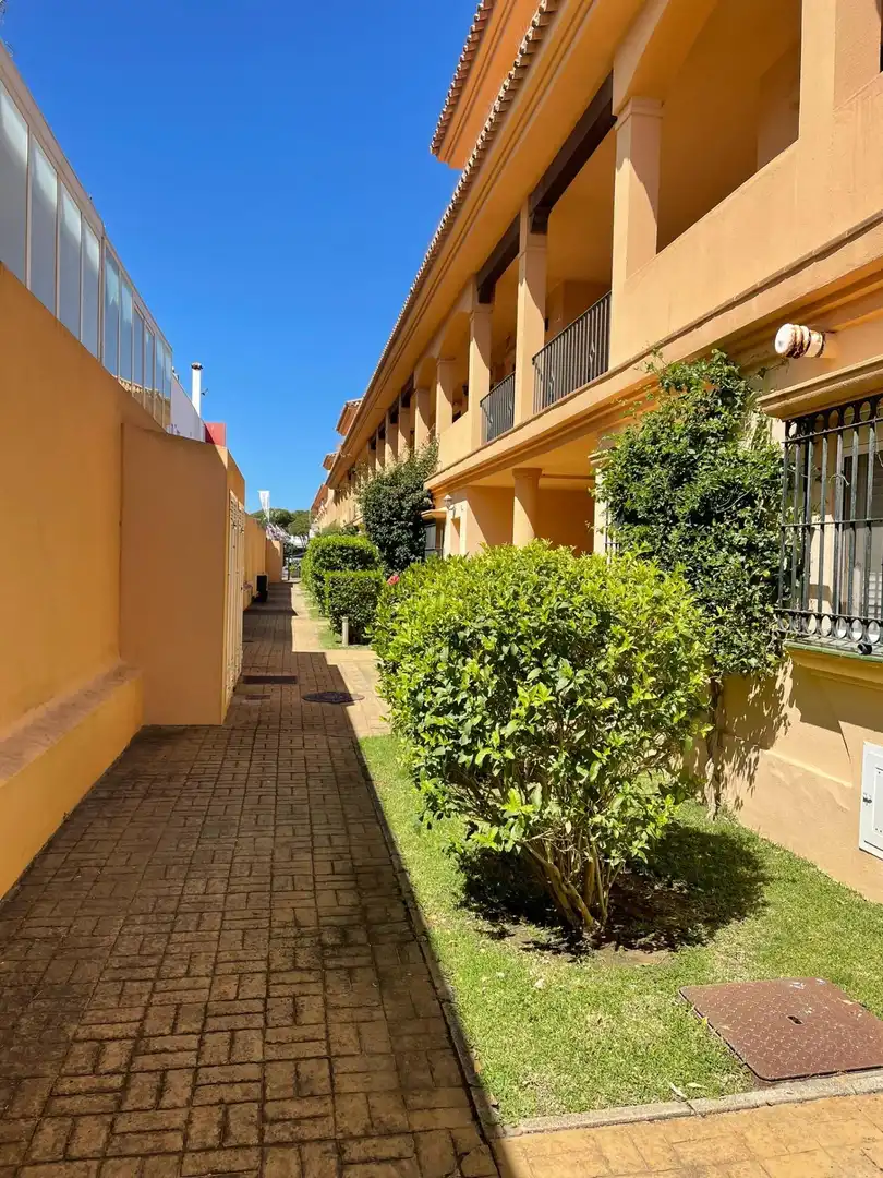 Vista exterior de Apartament en venda en Chiclana de la Frontera amb Jardí privat, Terrassa i Piscina comunitària