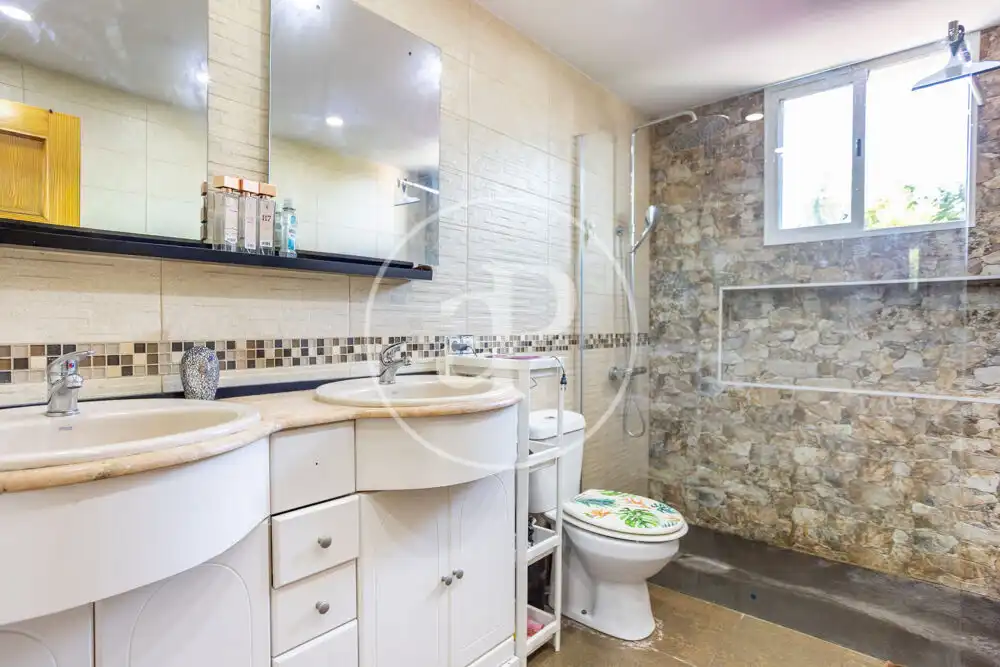 Bathroom of Houses for sale in Riba-roja de Túria  with Air Conditioner, Heating and Private garden