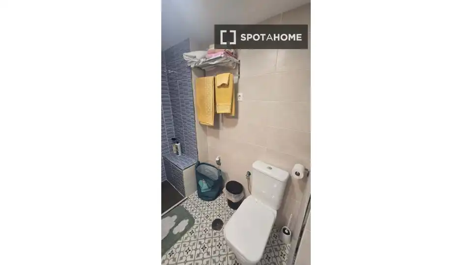 Badezimmer von Wohnung zur untervermieten in Málaga mit Klimaanlage, Terrasse und Möbliert