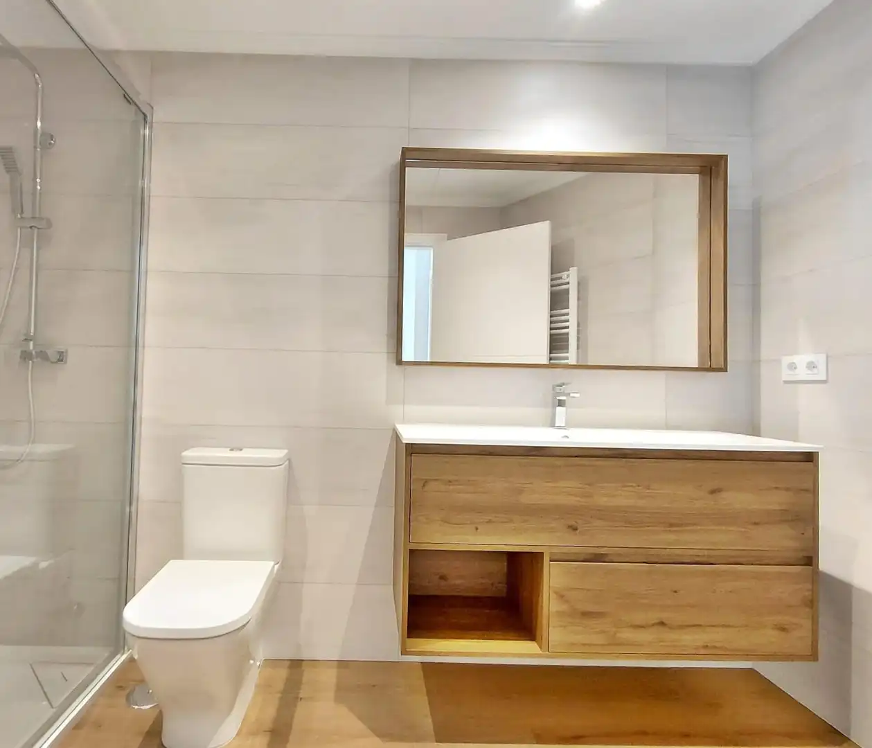 Badezimmer von Erdgeschoss zum Verkauf in Sanxenxo mit Heizung, Terrasse und Möbliert