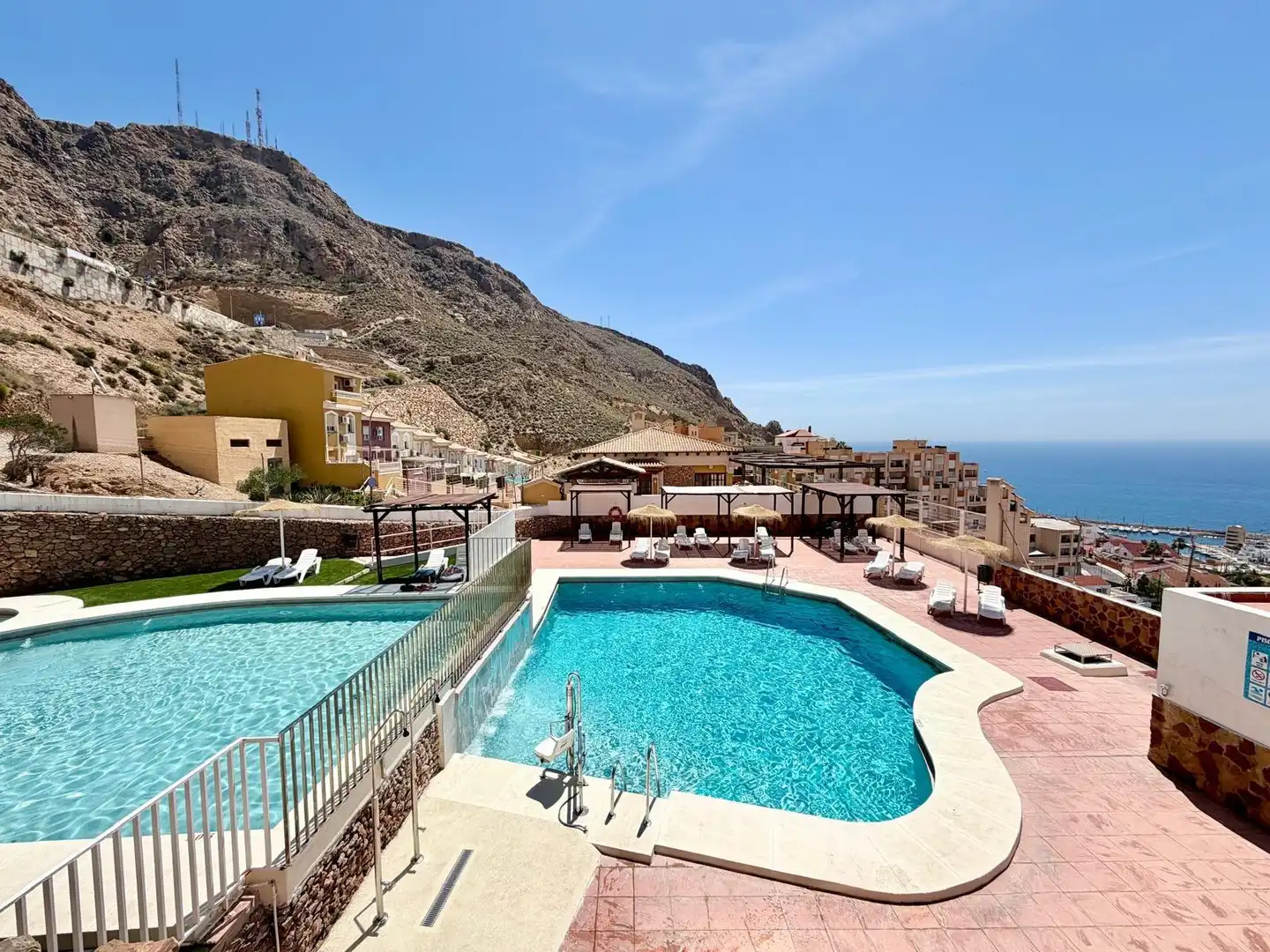 Schwimmbecken von Wohnung zum Verkauf in Roquetas de Mar mit Klimaanlage, Terrasse und Möbliert