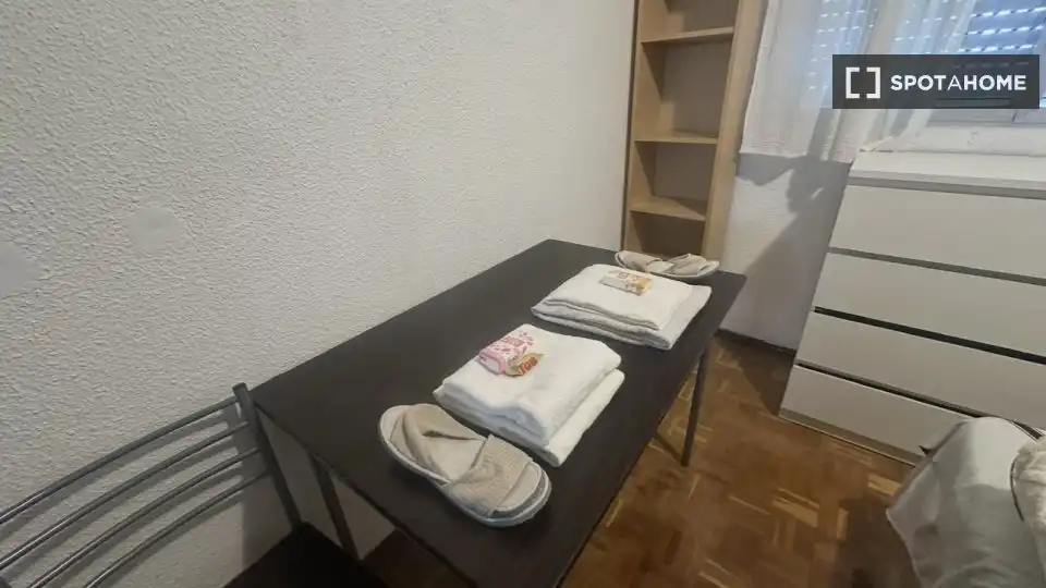 Dormitori de Pis per a compartir en Madrid amb Aire condicionat, Terrassa i Moblat