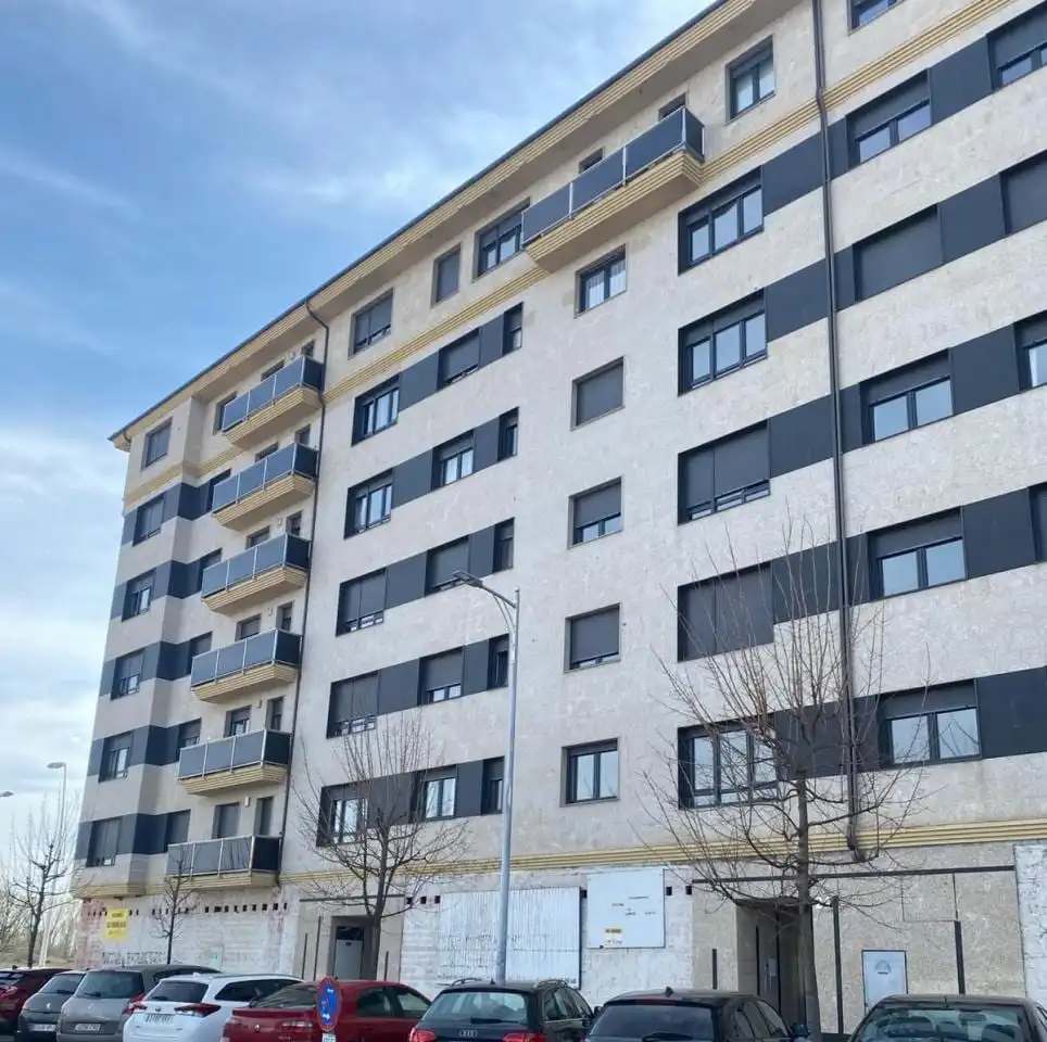 Vista exterior de Piso en venta en León Capital  con Calefacción, Terraza y Trastero