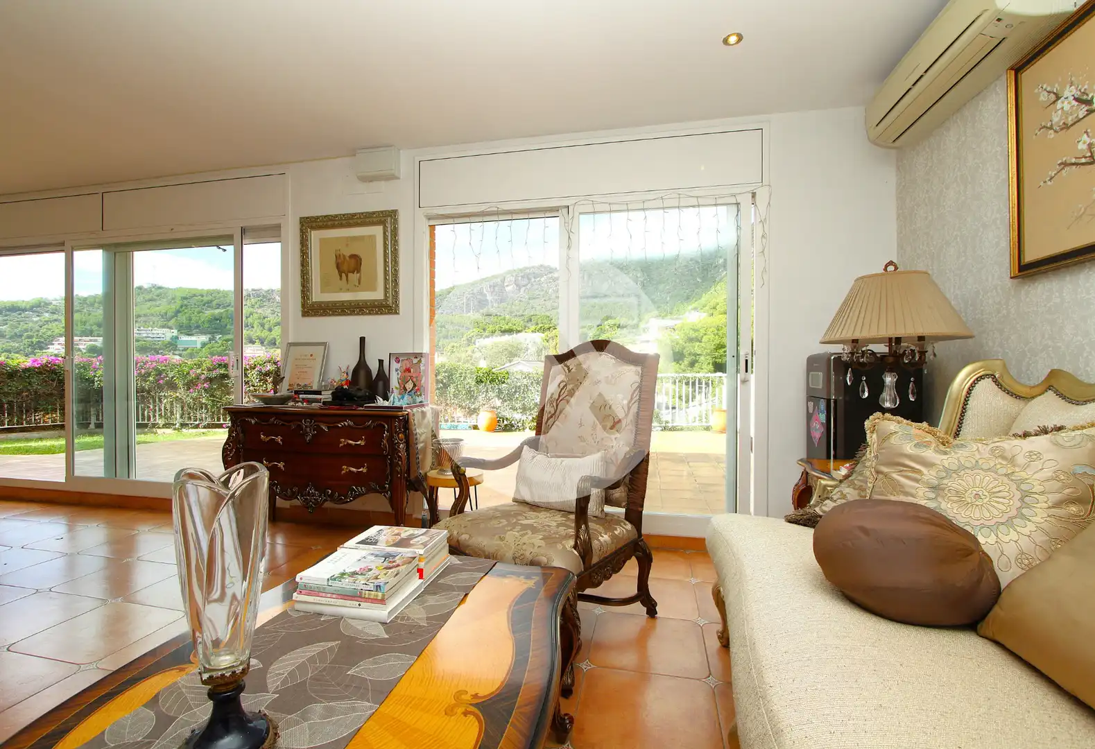 Sala de estar de Casa o chalet en venta en Castelldefels con Aire acondicionado, Calefacción y Jardín privado