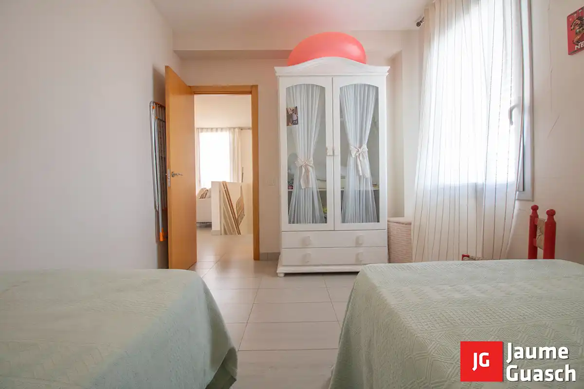 Schlafzimmer von Dachboden zum Verkauf in Torredembarra mit Klimaanlage, Heizung und Terrasse