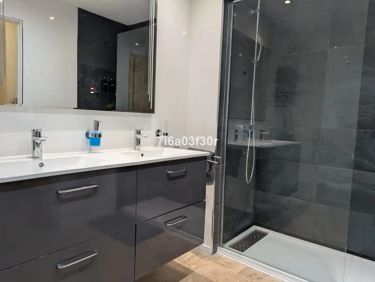 Badezimmer von Wohnungen zum Verkauf in Marbella mit Heizung, Privatgarten und Terrasse