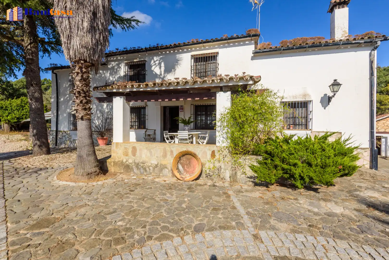 Vista exterior de Casa o xalet en venda en Cortes de la Frontera amb Calefacció, Jardí privat i Moblat