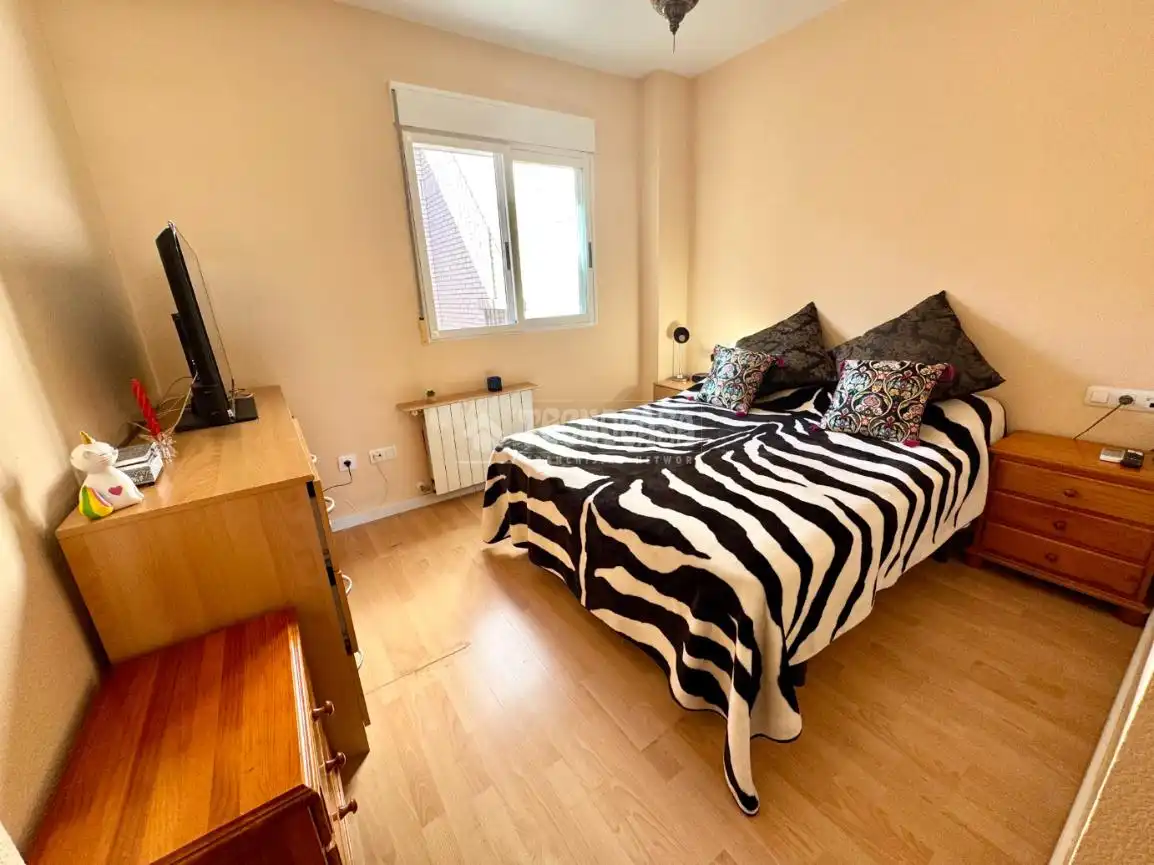 Bedroom of Attic for sale in Paterna  with Air Conditioner, Parquet flooring and Terrace