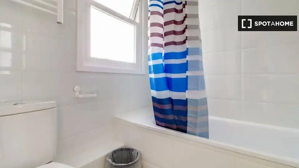 Baño de Piso de alquiler en Barcelona con Aire acondicionado, Calefacción y Amueblado