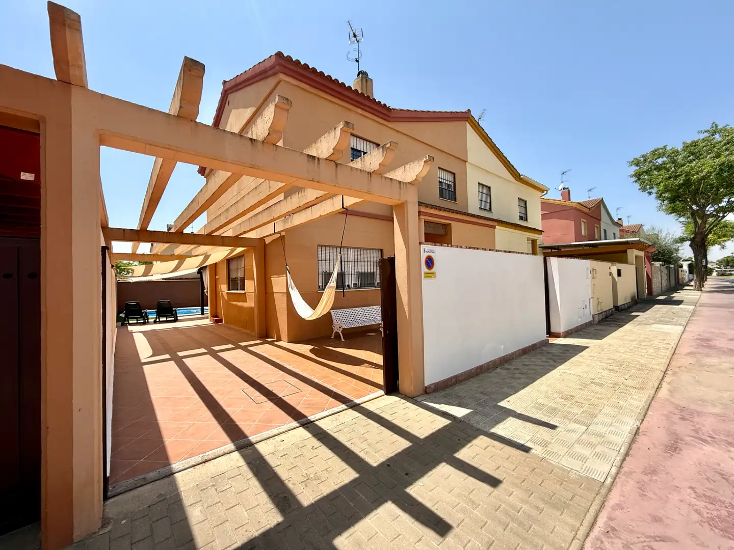 Vista exterior de Casa adosada en venda en Espartinas amb Jardí privat, Terrassa i Piscina