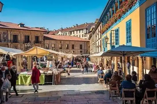 Vista exterior de Piso en venta en Oviedo  con Balcón
