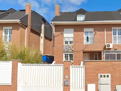 Vista exterior de Casa adosada en venda en Parla amb Jardí privat i Terrassa