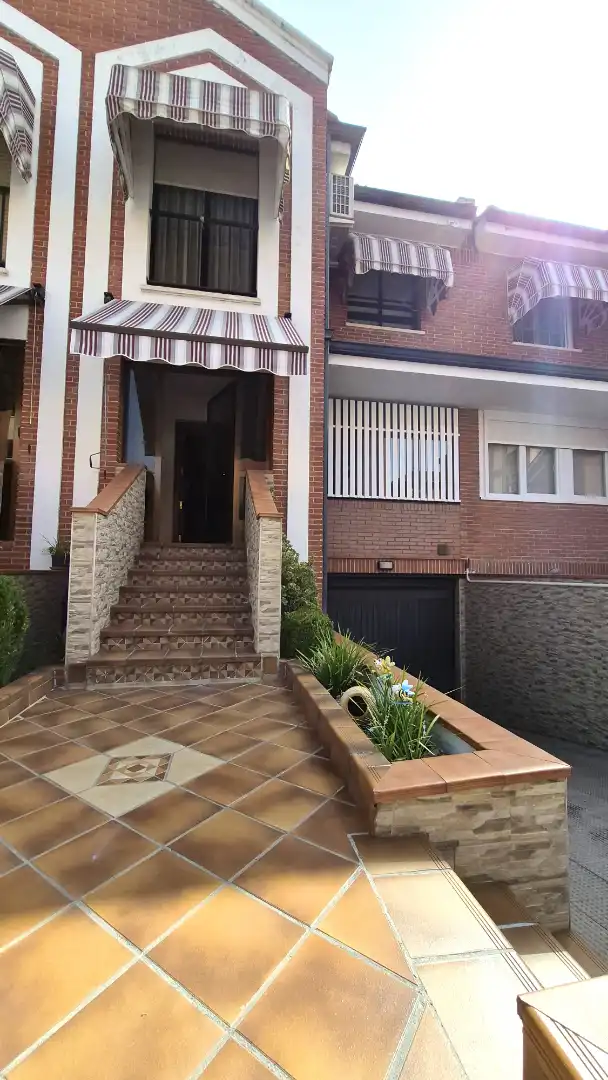 Vista exterior de Casa o xalet en venda en Alcalá de Henares amb Aire condicionat, Calefacció i Parquet