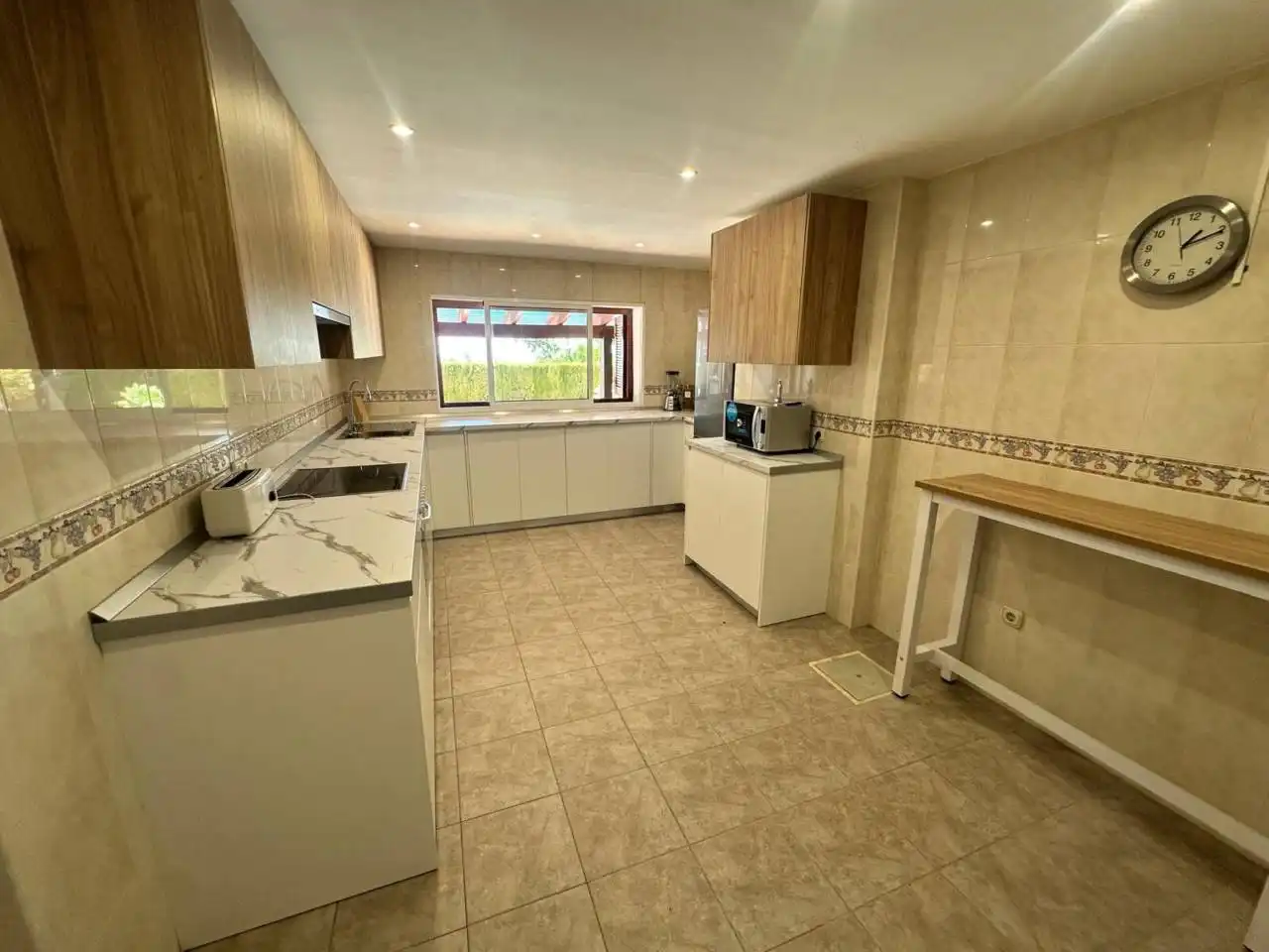 Cuina de Casa o xalet de lloguer en Marbella amb Jardí privat, Terrassa i Piscina