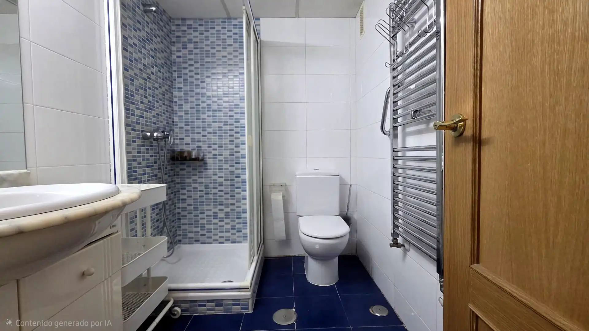 Badezimmer von Dachboden zum Verkauf in Fuenlabrada mit Klimaanlage, Heizung und Privatgarten