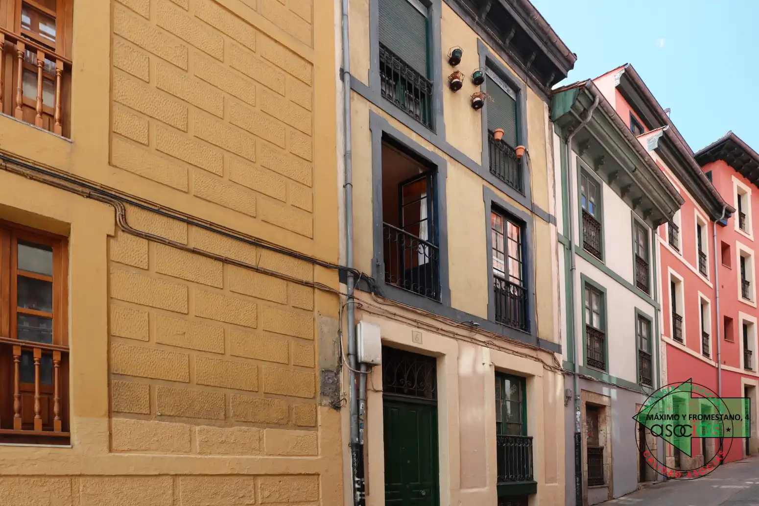 Vista exterior de Edificio en venta en Oviedo 