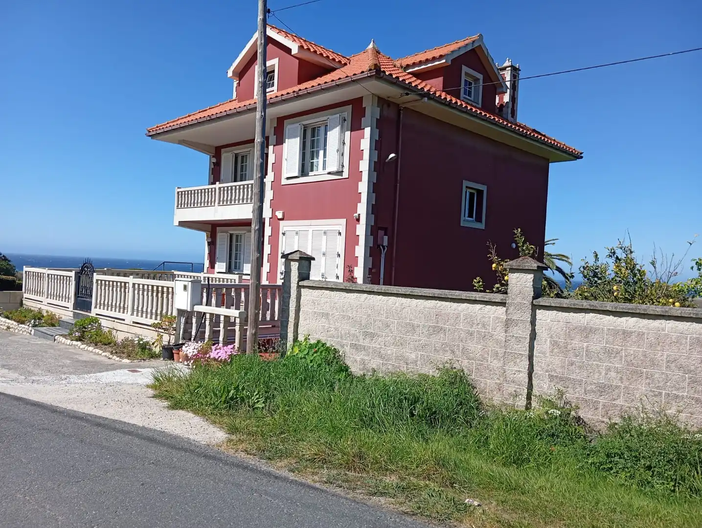 Vista exterior de Casa o xalet en venda en Carballo amb Calefacció, Moblat i Forn