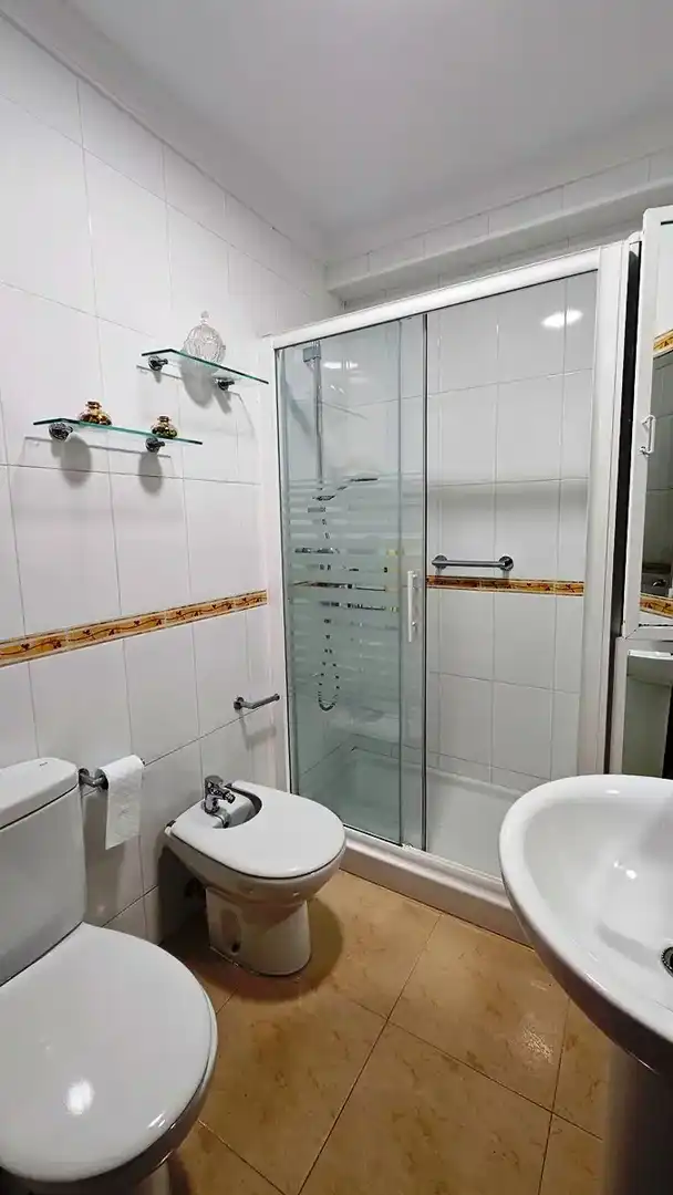 Bathroom of Flat for sale in Sevilla  with Air Conditioner, Terrace and Balcony
