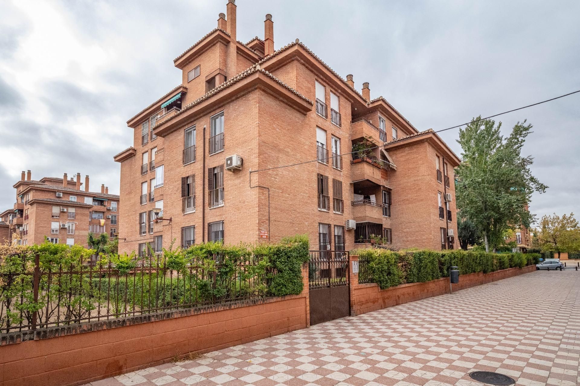 Vista exterior de Pis en venda en  Granada Capital amb Aire condicionat, Calefacció i Jardí privat