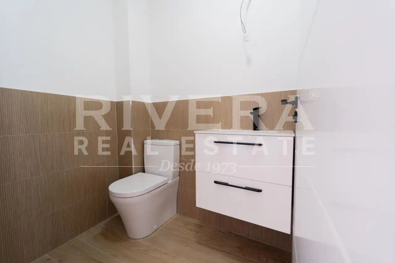 Baño de Casa adosada en venta en Vigo  con Calefacción y Jardín privado