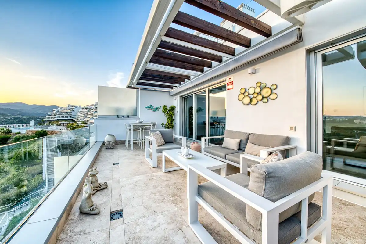 Terrasse von Dachboden zum Verkauf in Estepona mit Klimaanlage, Terrasse und Abstellraum