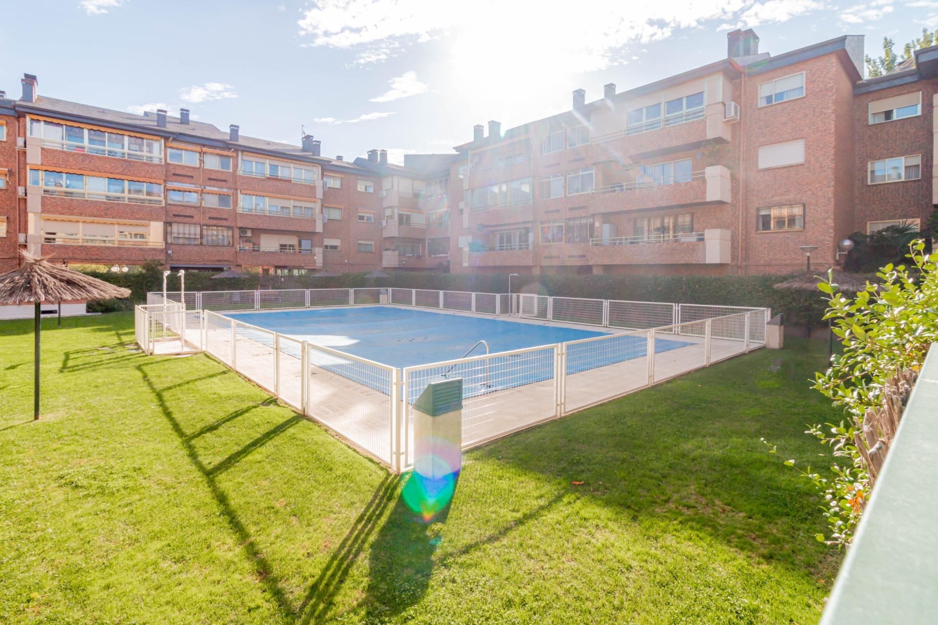 Piscina de Pis en venda en Majadahonda amb Aire condicionat, Calefacció i Jardí privat