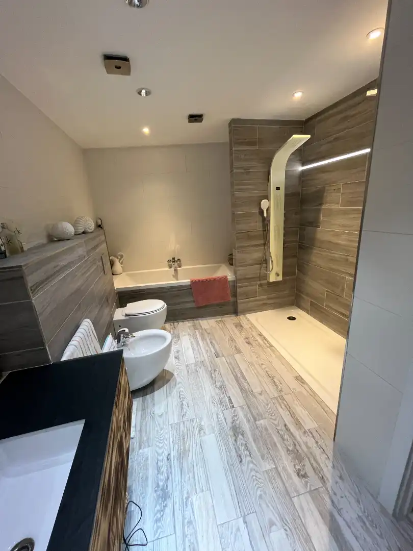 Baño de Casa adosada en venta en Manlleu con Calefacción, Jardín privado y Parquet