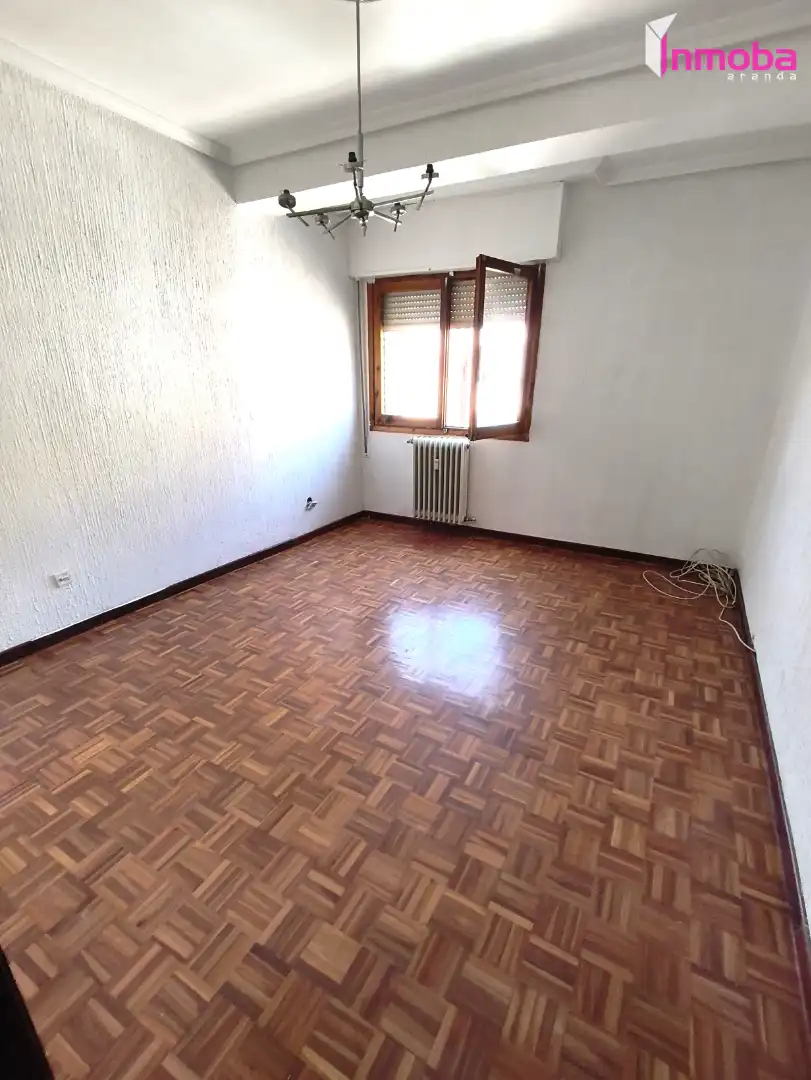 Sala de estar de Piso en venta en Aranda de Duero con Calefacción, Parquet y Terraza