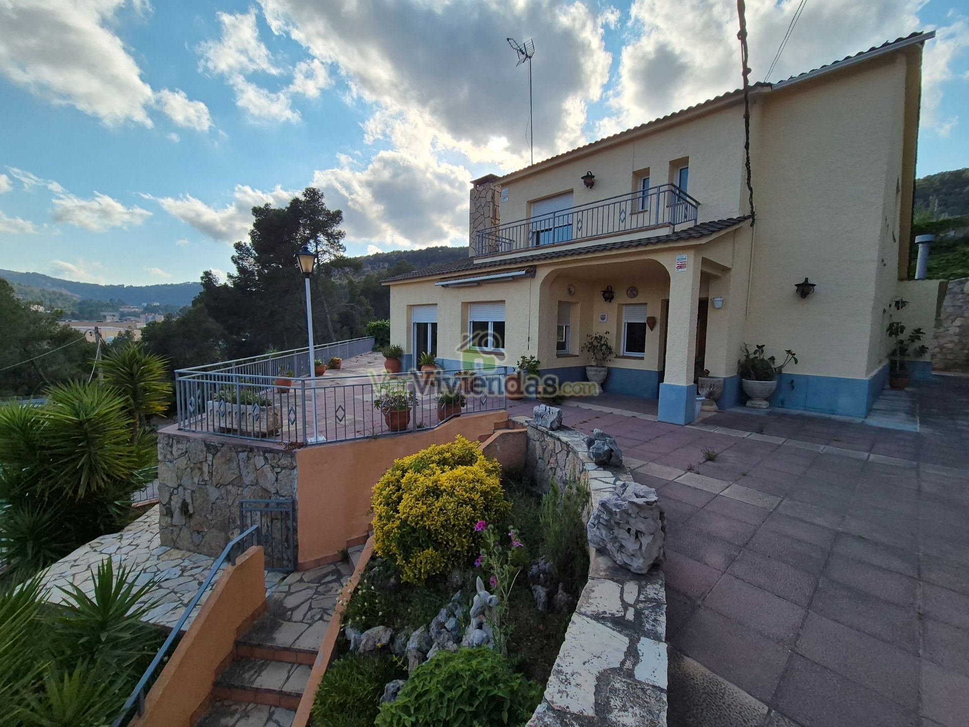 Vista exterior de Casa o xalet en venda en Vallirana amb Aire condicionat, Calefacció i Jardí privat