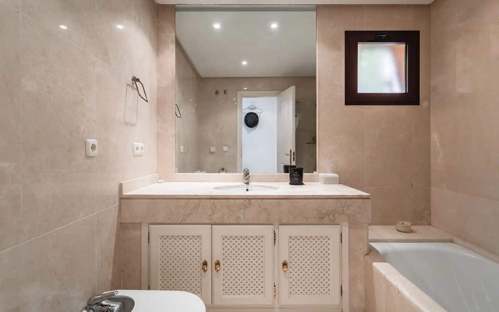 Bany de Apartament en venda en Benahavís amb Aire condicionat, Terrassa i Piscina