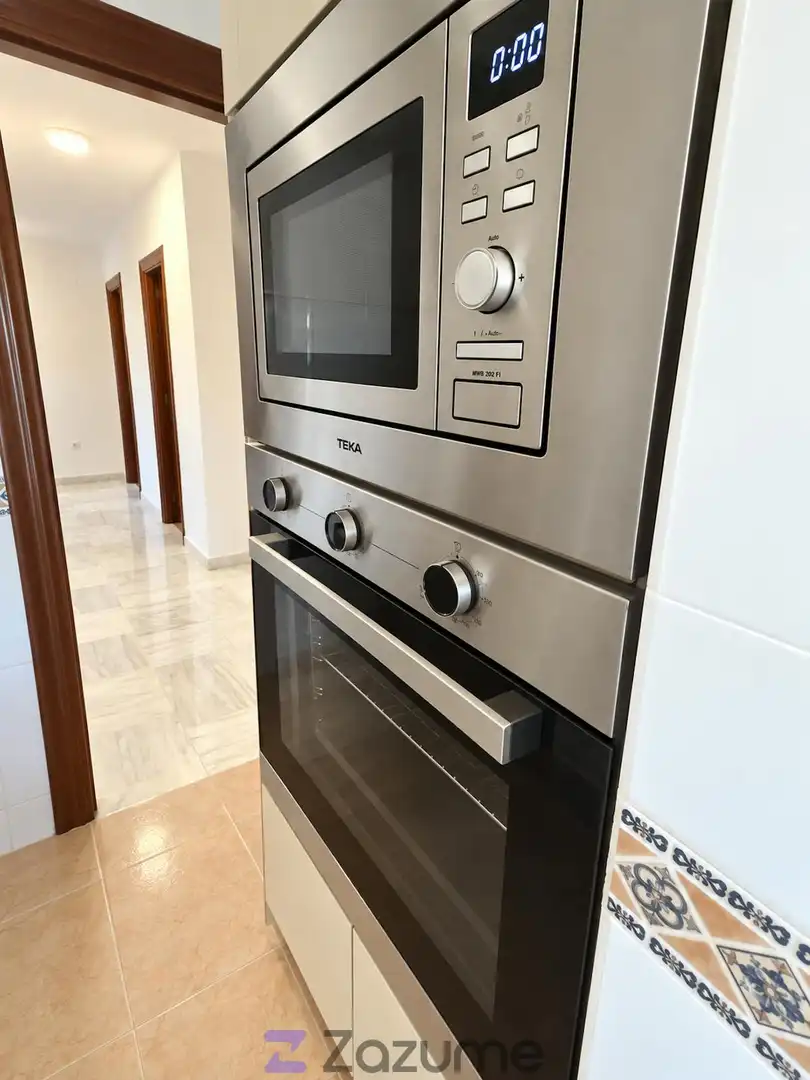Küche von Wohnung zur Miete in Rincón de la Victoria mit Ofen, Waschmaschine und Mikrowelle